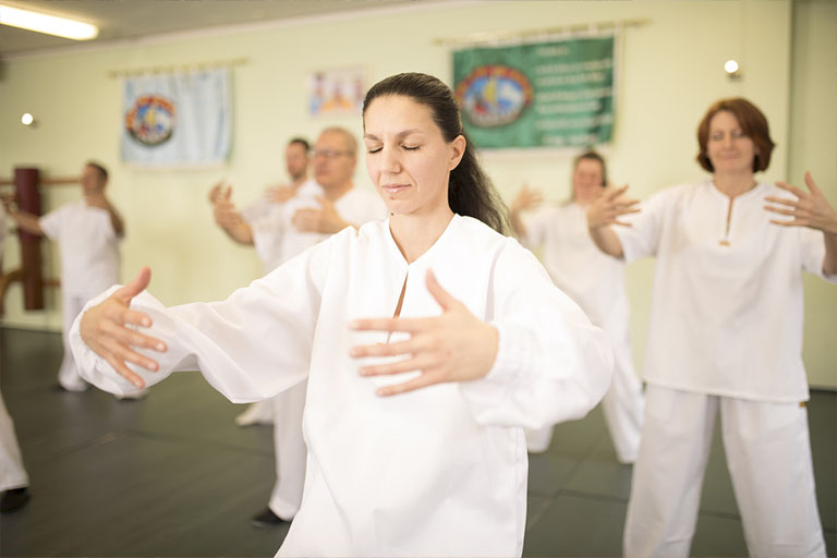 Qi Gong für Firmen - Das Qi Gong Training hilft den Stress im Büroalltag zu neutralisieren.