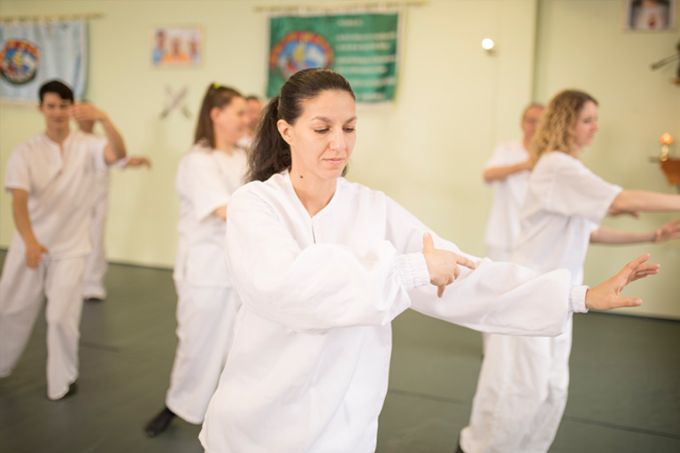 Tai Chi für Firmen hilft den Büroalltag hinter sich zu lassen und Fehlhaltungen zu korrigieren.